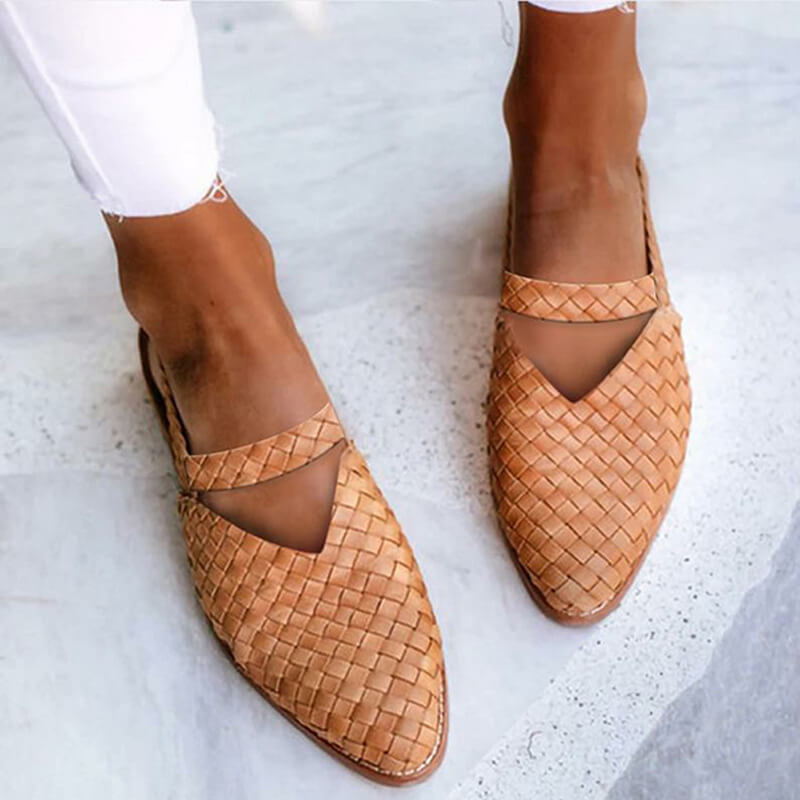 Women’s sandals with minimal straps and flat base