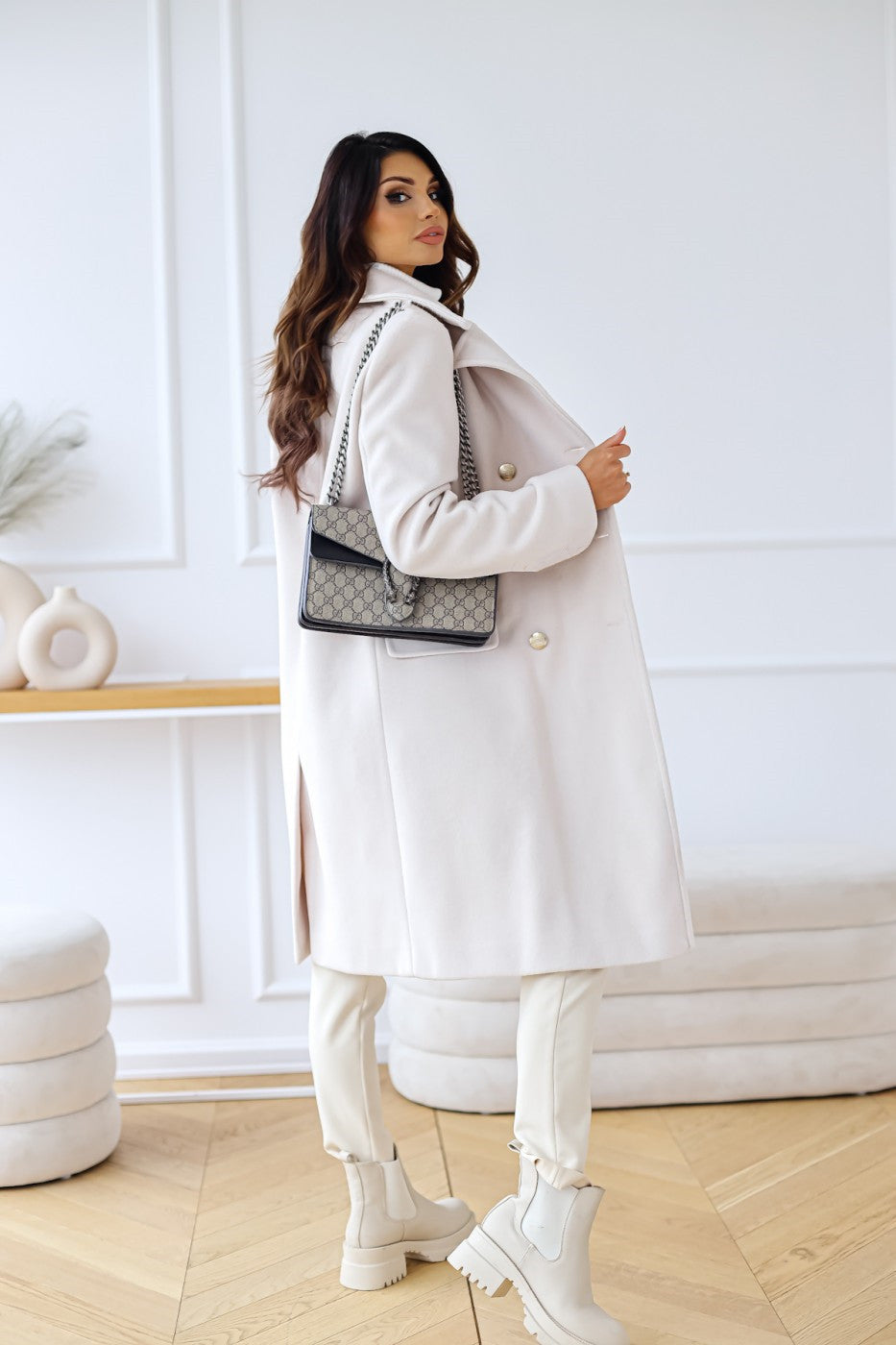 Women’s coat with double-breasted front and wide lapels