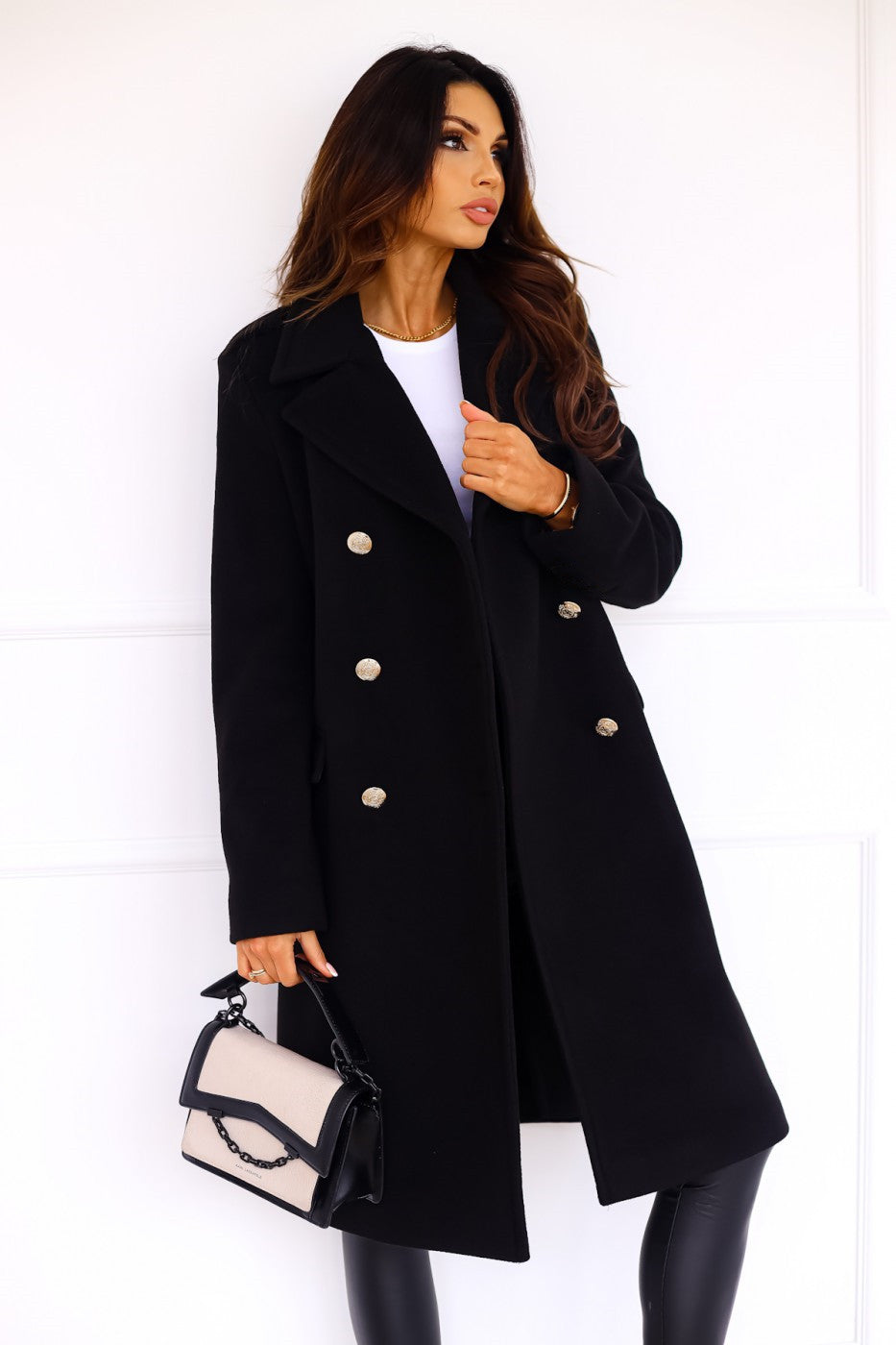 Women’s coat with double-breasted front and wide lapels