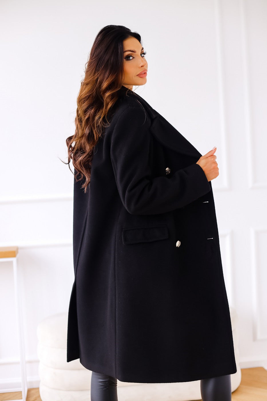 Women’s coat with double-breasted front and wide lapels