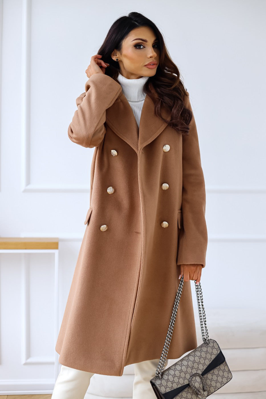 Women’s coat with double-breasted front and wide lapels