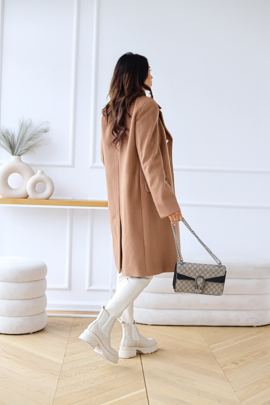 Women’s coat with double-breasted front and wide lapels