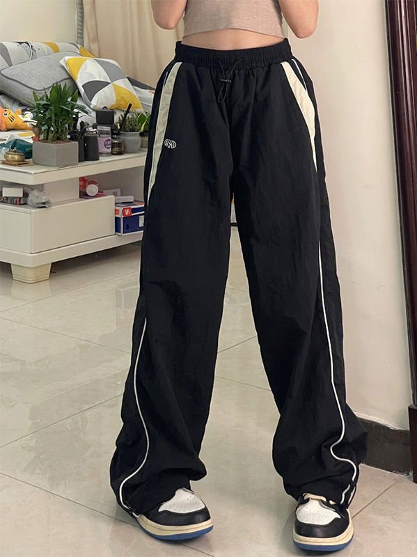 Women's straight pants with retro cut and clean finish
