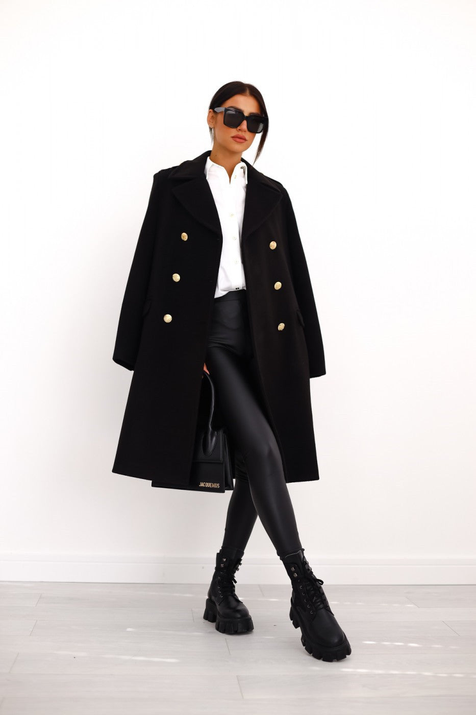 Women’s coat with double-breasted front and wide lapels