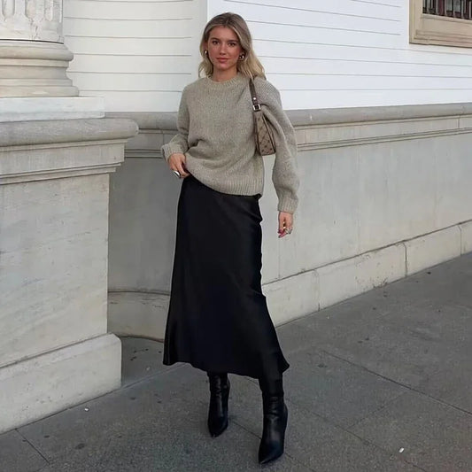 Women’s skirt with flowing shape and high waistband